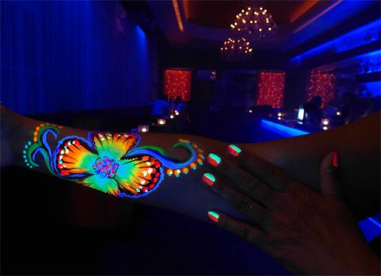 NEON-Blacklight-Painting-Bodypainting-Service 